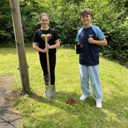 Kinder  nehmen Bodenproben