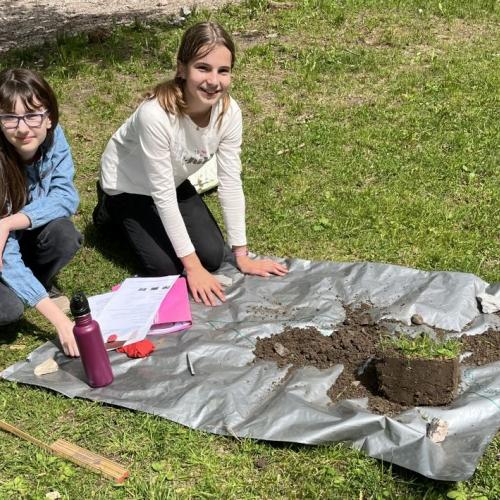 Kinder  nehmen Bodenproben