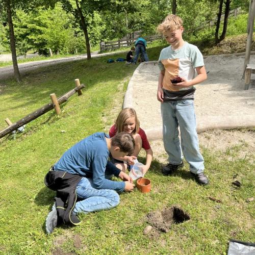 Kinder  nehmen Bodenproben