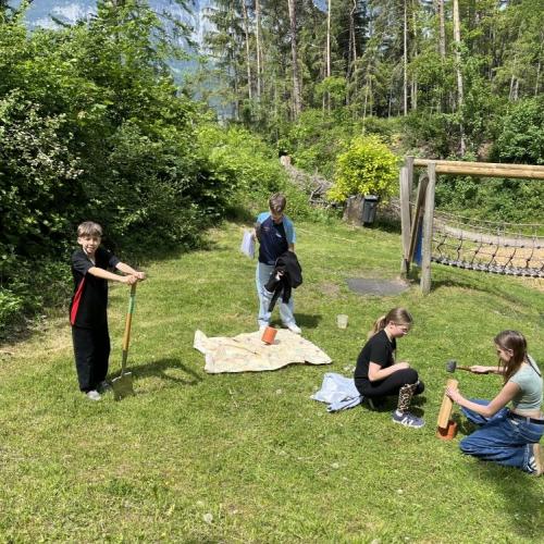 Kinder  nehmen Bodenproben