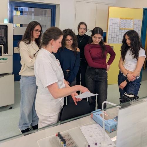 Schüler besichtigen das Krankenhaus 