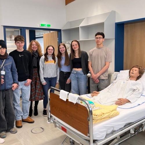 Schüler besichtigen das Krankenhaus 