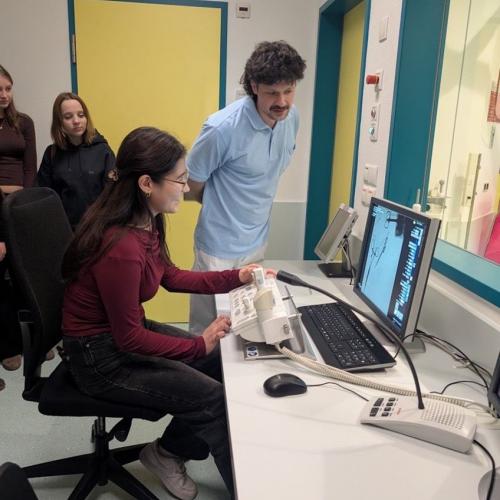 Schüler besichtigen das Krankenhaus 