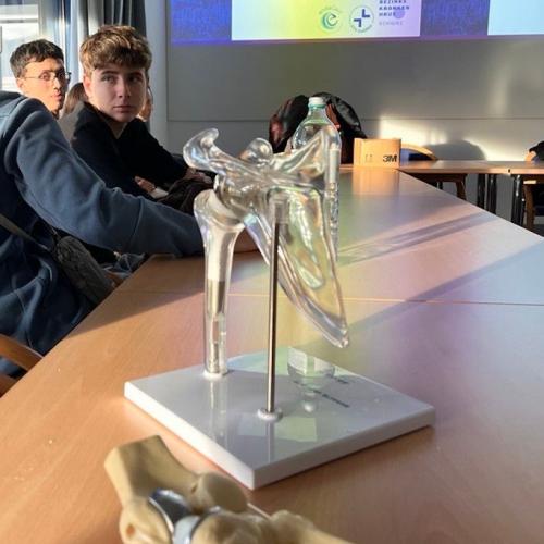 Schüler besichtigen das Krankenhaus 