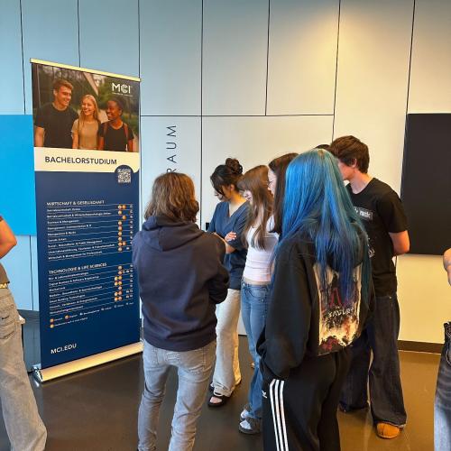 SchülerInnen bei Firmenmesse