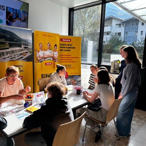 SchülerInnen bei Firmenmesse