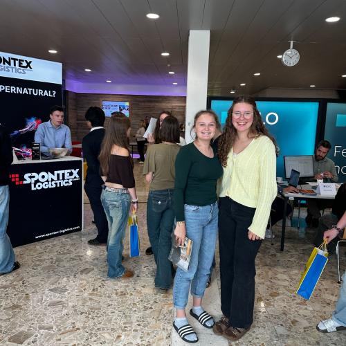 SchülerInnen bei Firmenmesse