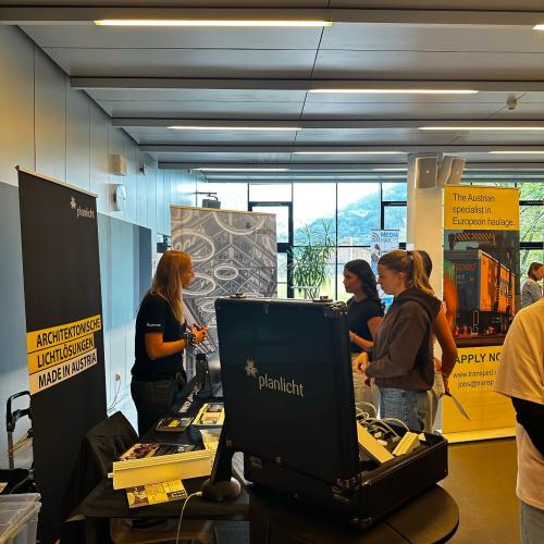 SchülerInnen bei Firmenmesse
