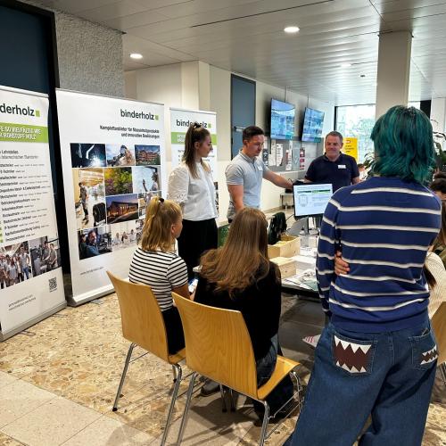 SchülerInnen bei Firmenmesse
