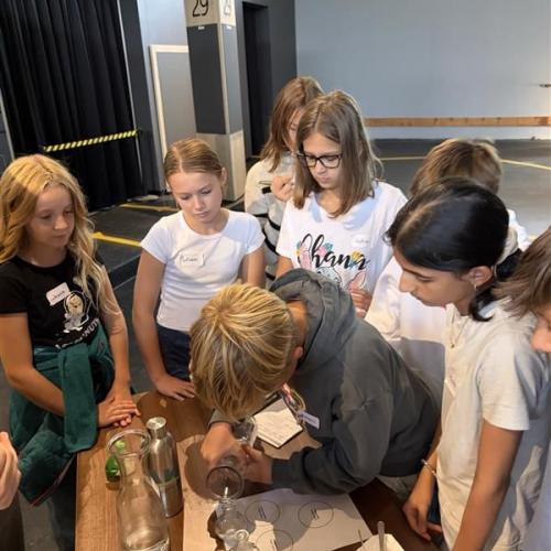 Schüler im Mikroversum