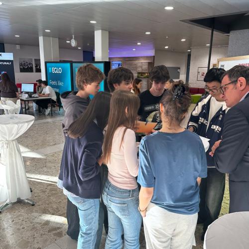 SchülerInnen bei Firmenmesse