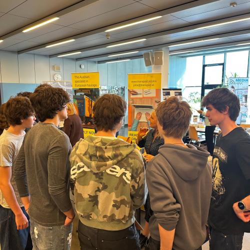 SchülerInnen bei Firmenmesse