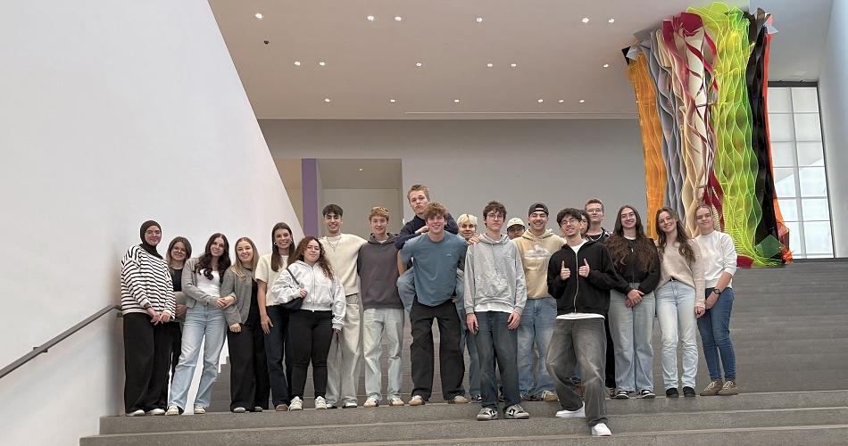 Schülergruppe in Pinakothek der Moderne
