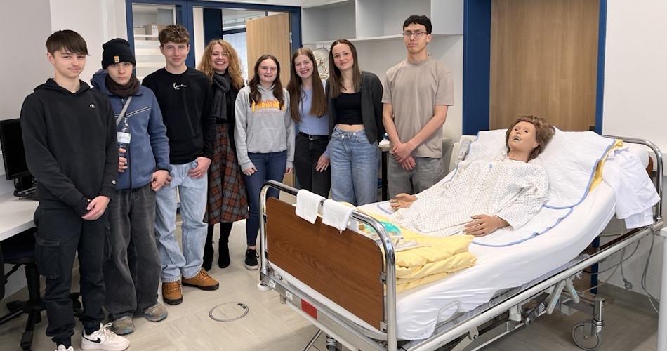 Schüler besichtigen das Krankenhaus 