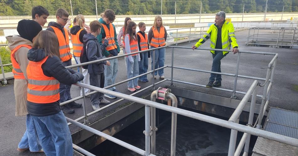 Schüler bei der Kläranlage