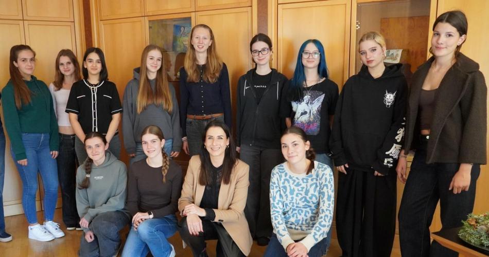 Schülerinnen mit Schwazer Bürgermeisterin