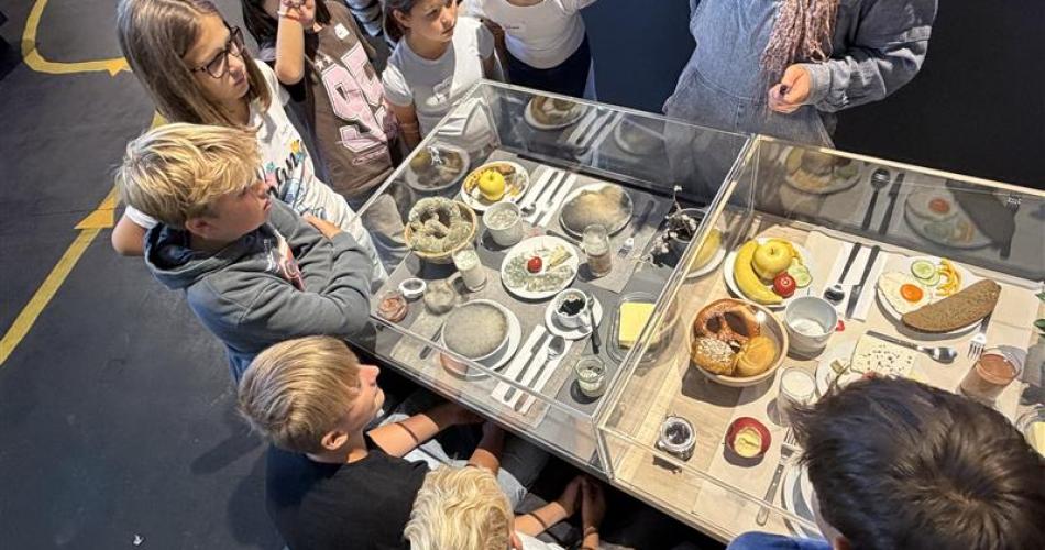 Schüler:innen im der Ausstellung